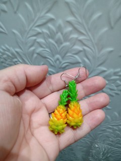 BRINCO ARTESANAL DE ABACAXI DE MARATAÍZES (FEITO A MÃO C/ BISCUIT) 